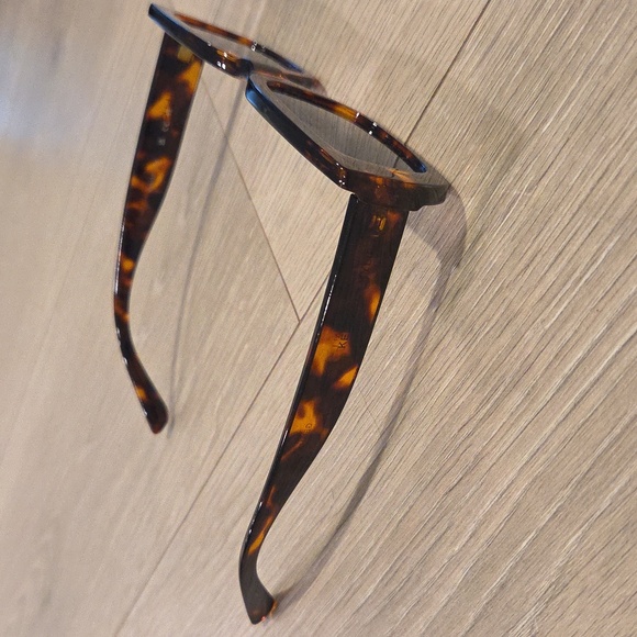 Kendall + Kylie Gemma Sunglasses - Picture 2 of 6